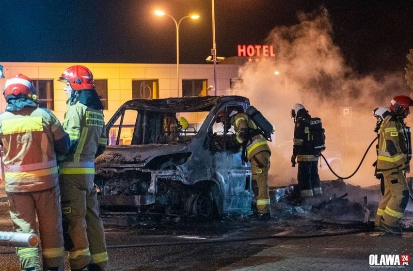 Pożar samochodu dostawczego na stacji paliw w Oleśnicy...