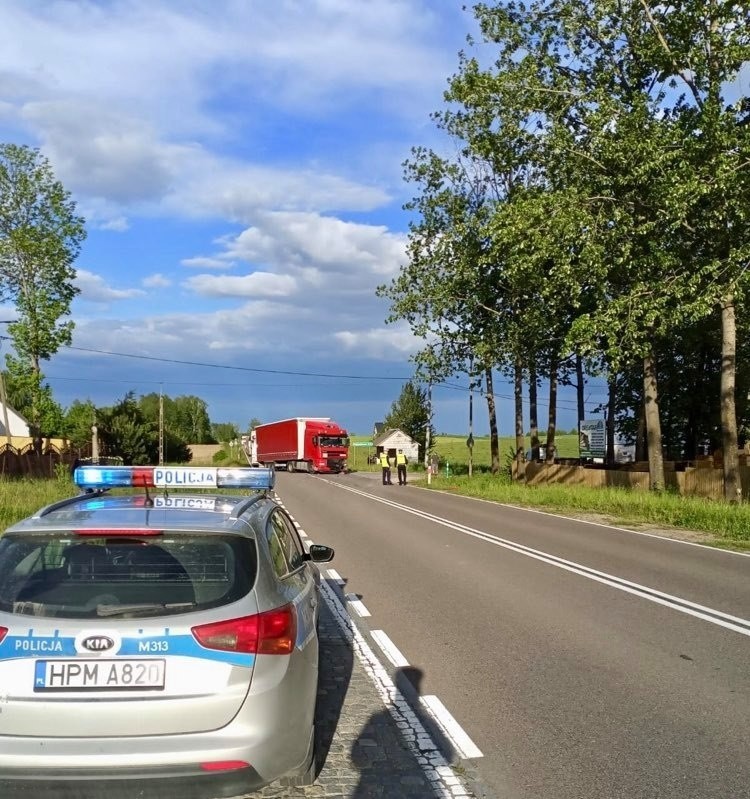 Zajączkowo. Wypadek na DW 653 na trasie Suwałki - Bakałarzewo. Motocyklista w szpitalu po zderzeniu z ciężarówką 