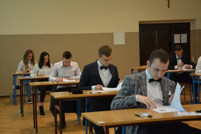 W poniedziałek maturzyści z Sulechowa zdawali pisemny egzamin z języka polskiego, we wtorek będą rozwiązywać arkusz z matematyki, a w środę z języka angielskiego