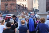 Wspólna modlitwa mieszkańców Katowic. Odmówili koronkę do Miłosierdzia Bożego pod krzyżem na ulicy Markiefki