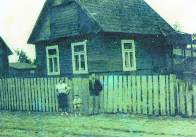 Ul. Kapralska 18 w 1938 r. Przed domem stoją moi rodzice i ja - trzylatek. Na jezdni piasek, widać koleiny po wozach konnych.