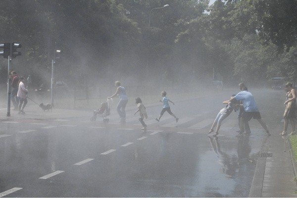 Łodzianie bezskutecznie uciekali przed ulewą.