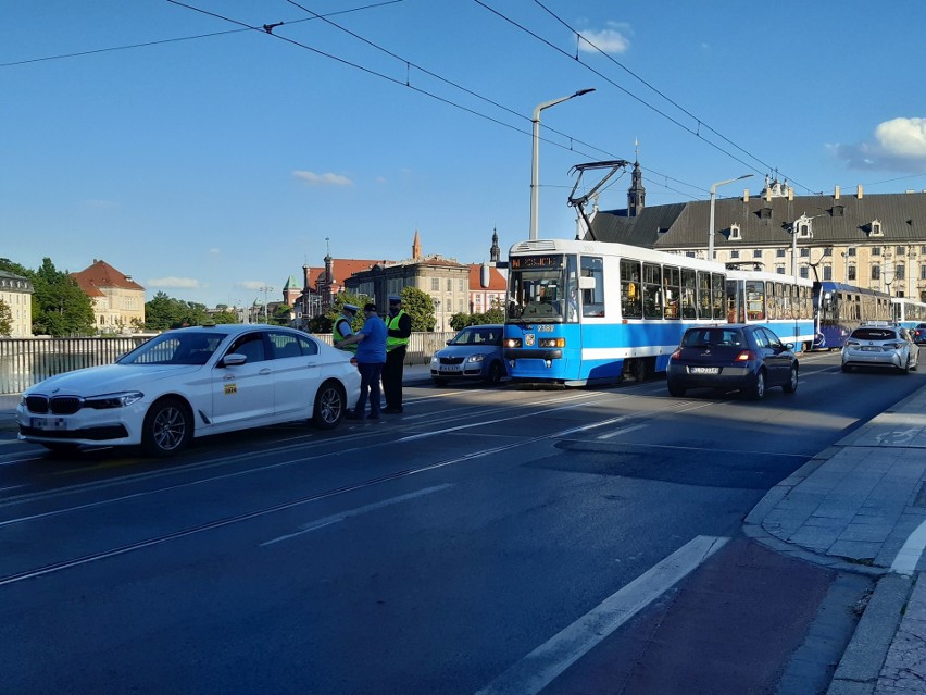 Eleganckie bmw się rozładowało i zablokowało most Uniwersytecki. Objazdy tramwajów w centrum