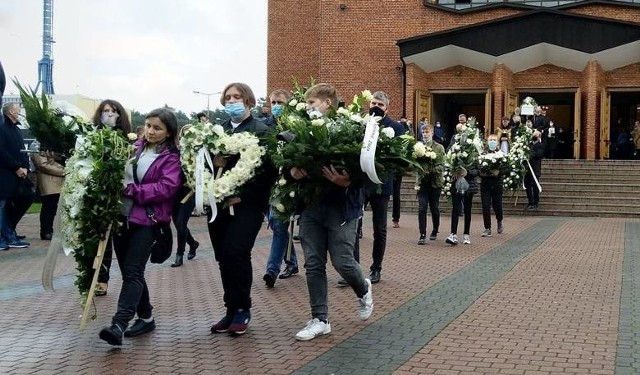 Pogrzeb uczennicy Publicznej Szkoły Podstawowej numer 3 w Kozienicach oraz tamtejszej Szkoły Muzycznej I Stopnia odbył się w piątek 2 października. Przypomnijmy, dziewczynka targnęła się na swoje życie. Śledztwo w tej sprawie prowadzi miejscowa Prokuratura Rejonowa, która wyjaśnia okoliczności w jakich doszło do tragedii.Uroczystości żałobne rozpoczęły się w Kościele Świętej Rodziny w Kozienicach. W ostatniej drodze towarzyszyli dziewczynce jej bliscy z rodziny, mieszkańcy, szkolni koledzy i koleżanki, nauczyciele, przedstawiciele władz miasta i gminy - w sumie około czterysta osób. Wszyscy przybyli z białymi różami. Mama Zuzi we wzruszający sposób podziękowała wszystkim za udział w uroczystości.