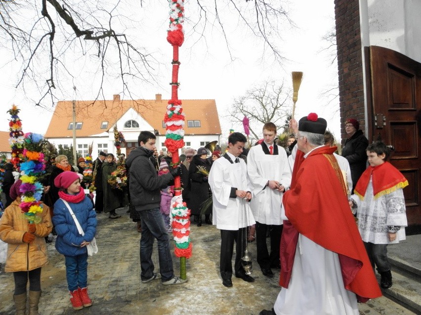 ŻNIN. Palmy i kropidła pałuckie. Tak było podczas niedzieli palmowej w marcu 2013 roku [zdjęcia]