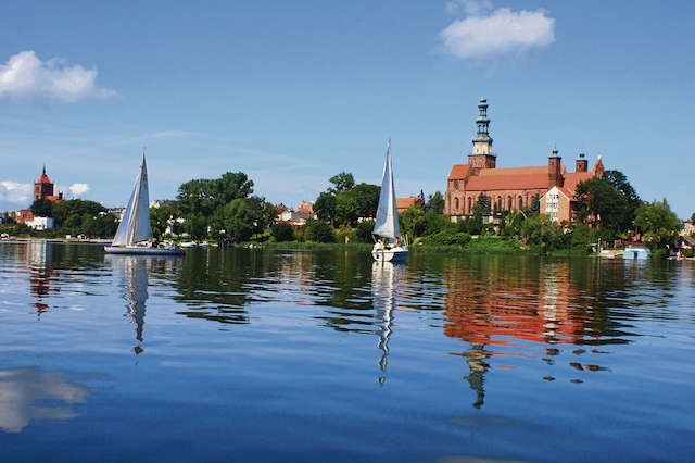 Położona nad jeziorem Chełmża przyciąga turystów od lat. Tu nikt nie narzeka na nudę