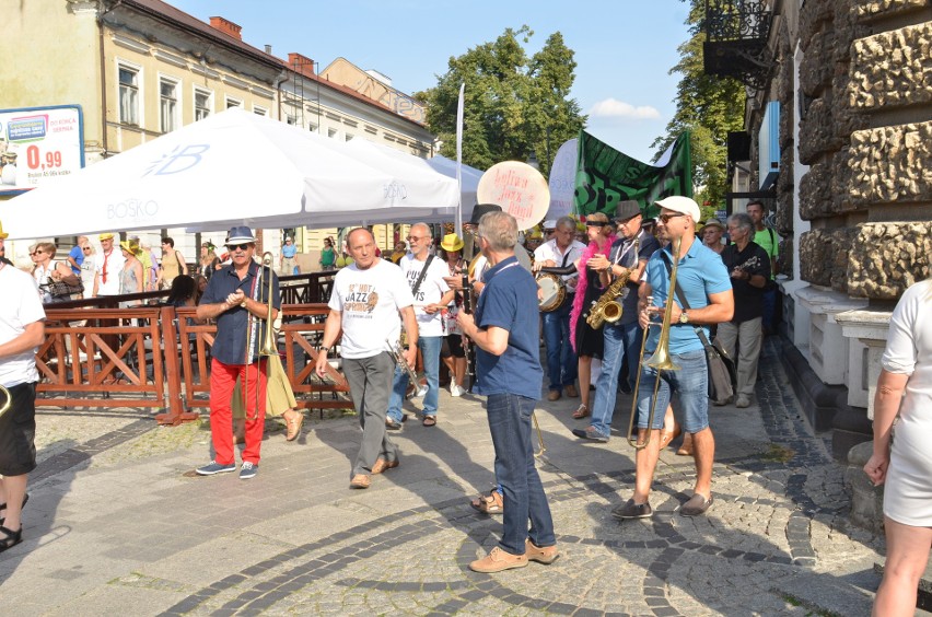 W Radomiu rozpoczął się Cafe Jazz Festival 2017. Była parada nowoorleańska na deptaku