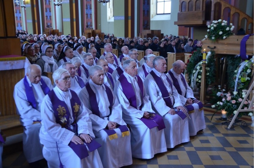 W Dubiecku koło Przemyśla odbył się pogrzeb ks. prał. Zdzisława Daraża [ZDJĘCIA]