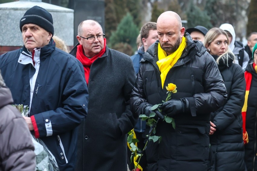 Jacek Sutryk, uczestniczył w pogrzebie w żółtym szaliku,...