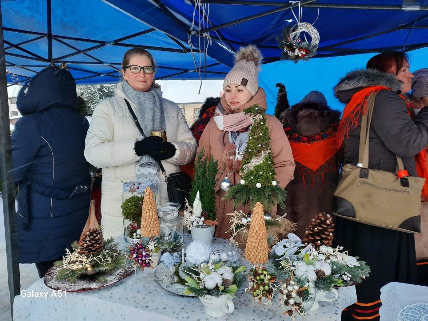 Pierwszy świąteczny jarmark w Kijach z zimowej atmosferze. Były występy, choinka i smakołyki od gospodyń z gminy. Zobacz zdjęcia