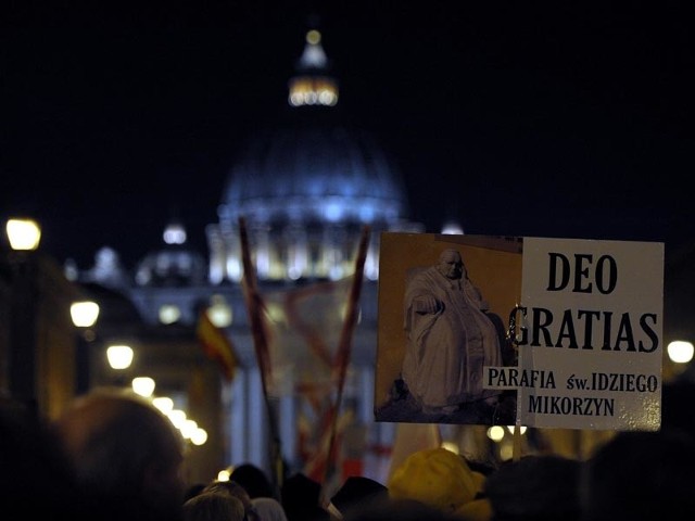 Pielgrzymi na ulicach RzymuPielgrzymi, którzy przyjechali do Rzymu na beatyfikacje JP II minioną noc spedzili na ulicach Wiecznego Miasta.