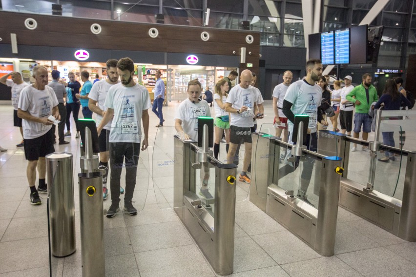 Skywayrun 2018: Nocne bieganie po gdańskim lotnisku