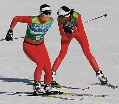 Kornelia Marek (z prawej) i Sylwia Jaśkowiec podczas narciarskiego sprintu drużynowego w Whistler Fot. PAP/Grzegorz Momot