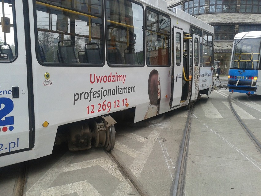 Wrocław: Na Podwalu wykoleił się tramwaj linii nr 20 (ZDJĘCIA)