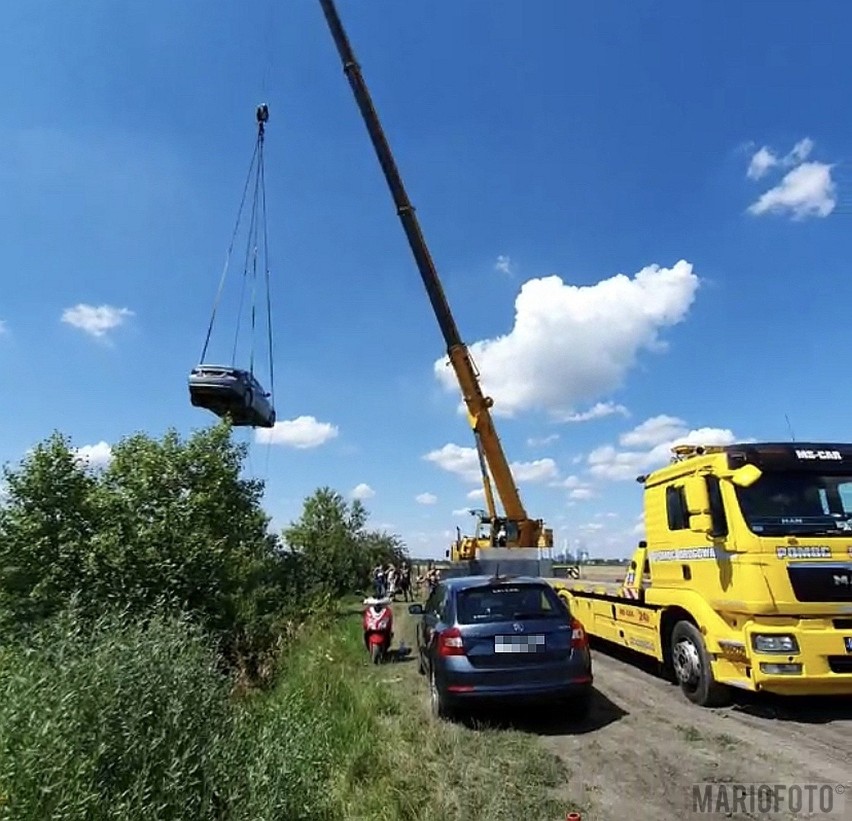 Wydobywanie BMW z kamionki Silesia w Opolu. Auto wpadło tam dziś w nocy i poszło na dno. Co się stało?