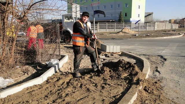 - Zaczynamy przebudowę skrzyżowania od chodników i poboczy. Mniej więcej po tygodniu zaczniemy poważniejsze prace i skrzyżowanie ulic Odrodzenia/Kaszubska/Górna będzie już zamknięte &#8211; mówi Kamil Maciąg, jeden z pracowników firmy Stagmar, która wykonuje przebudowę.