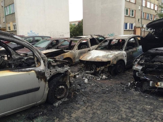 W nocy w Grodkowie spłonęło osiem aut.