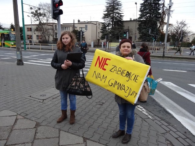 Od rana uczniowie, rodzice oraz nauczyciele z Gimnazjum nr 58 na skrzyżowaniu ulic Grunwaldzkiej i Palacza zbierają podpisy pod protestem w sprawie reformy szkolnictwa, zakładającej likwidację gimnazjów.