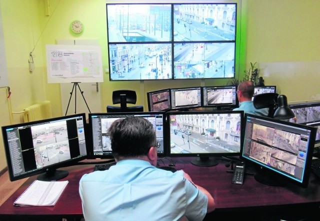 Obraz z kamer monitorujących miasto wyświetlany jest na monitorach w centrum oglądowym.