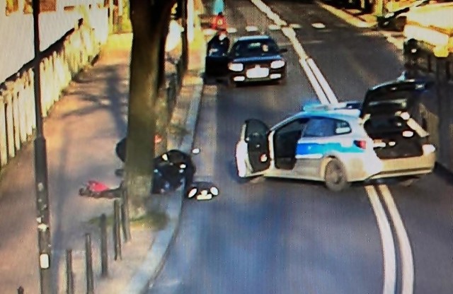 W Gliwicach policjanci reanimowali mężczyznę leżącego na chodniku.Zobacz kolejne zdjęcia. Przesuwaj zdjęcia w prawo - naciśnij strzałkę lub przycisk NASTĘPNE