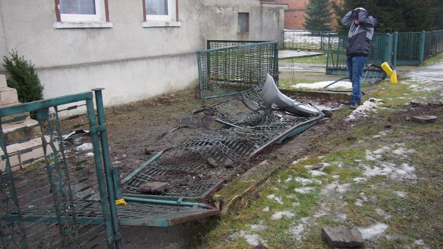 - Chcemy, żeby w naszych obejściach było bezpiecznie, mamy dzieci i boimy się o nie. Żyjemy w lęku, że któregoś dnia nasze dziecko stanie się ofiarą bezmyślnego kierowcy, wspartego instytucjonalnie przez zarządcę drogi, który słabo o nią dba. Dodatkowo należy wskazać, że miejscowość ciągnie się ponad kilometr a ma tylko jedno przejście dla pieszych - napisali mieszkańcy wsi Lipka w liście otwartym do Zarządu Dróg Wojewódzkich.