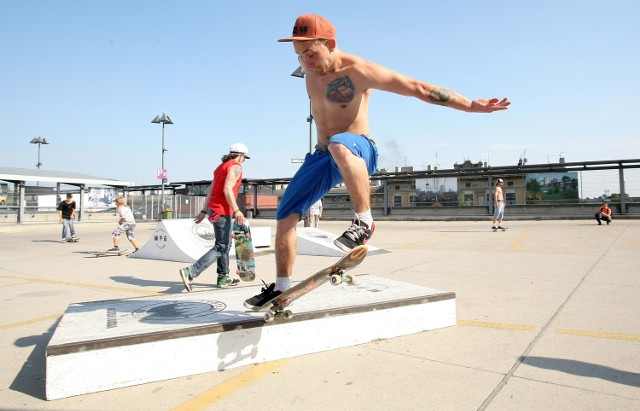 Popisy deskorolkarzy na otwarciu skateparku na dachu Galerii Łódzkiej