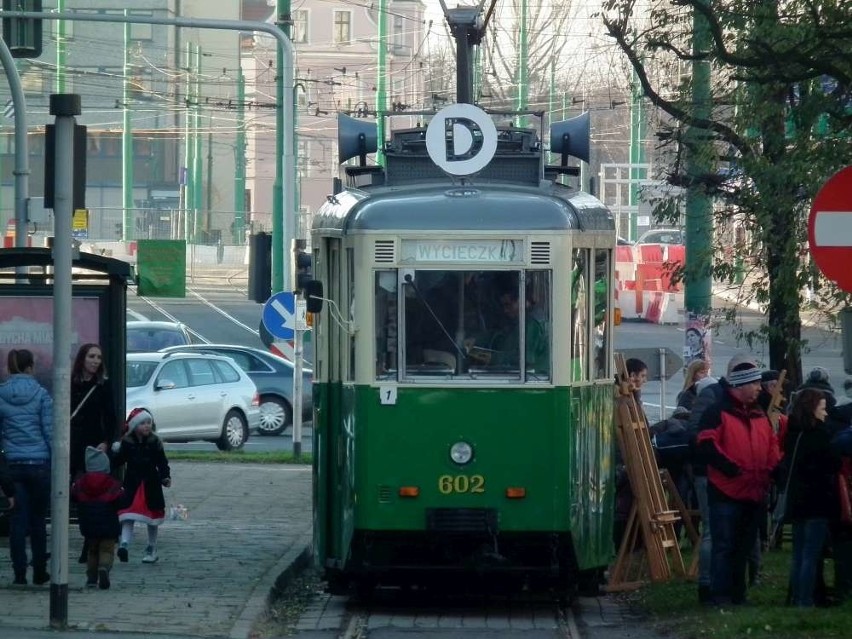 Mikołaj i Gwiazdor na przystanku tramwajowym