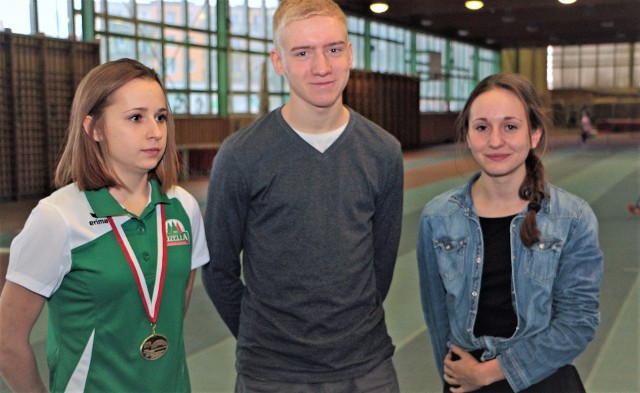 Lekkoatleci GKS Olimpia Grudziądz (od lewej): Michalina Kowalska, Patryk Korycki i Eliza Megger