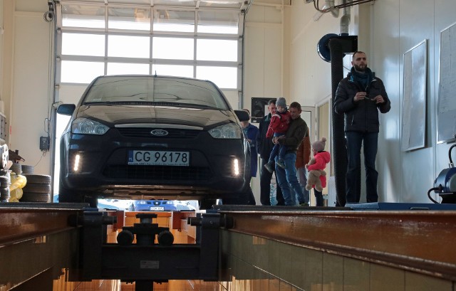 W stacji kontroli pojazdów "Auto-Strefa" przeglądów aut dokonywali  m.in. Tomasz Serocki, Szymon Sigorski i Marek Kołtonowski