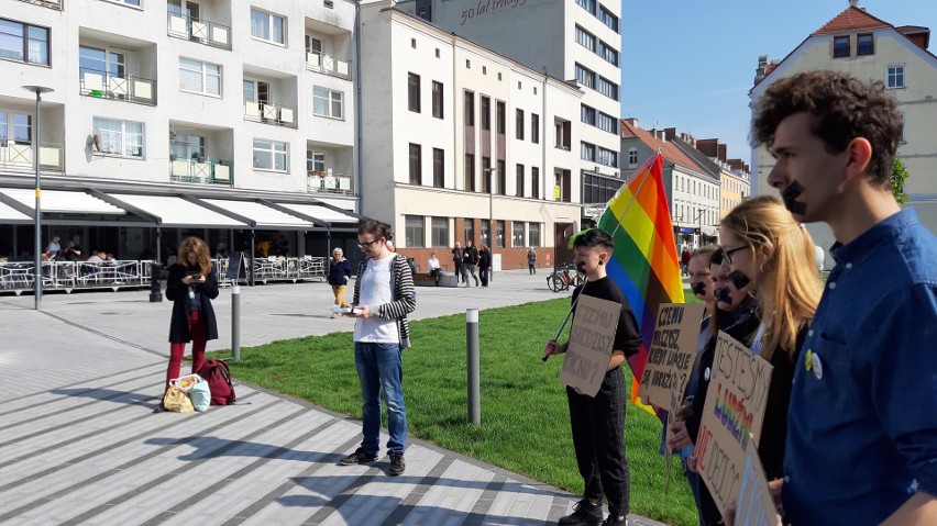 Tęczowe Opole zorganizowało Dzień Milczenia, by sprzeciwić się dyskryminacji osób LGBT. Jak odpowiedzieli przeciwnicy?