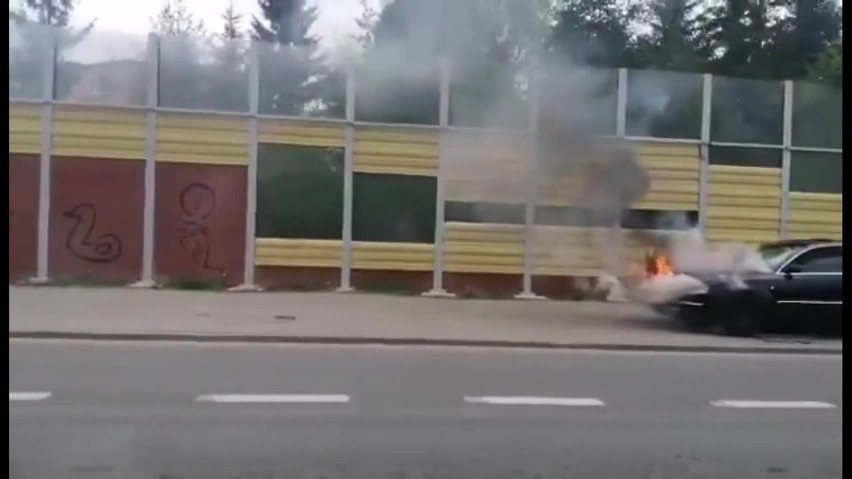 Pożar samochodu na al. Armii Krajowej w Gdańsku 4.05.2020. Na miejscu pracują służby [zdjęcia, wideo]