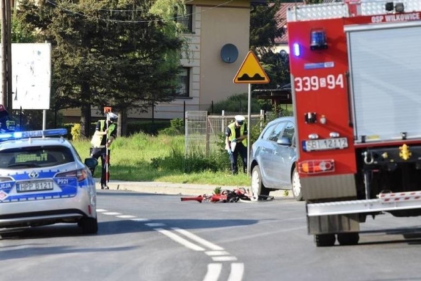 Na łuku drogi samochód zjechał na drugi pas i uderzył w...