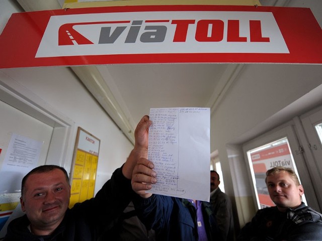 Kierowcy stojący w kolejce na przejściu granicznym w Korczowej, prezentują listę oczekujących na rejestrację w systemie "viaTOLL&#8221;.