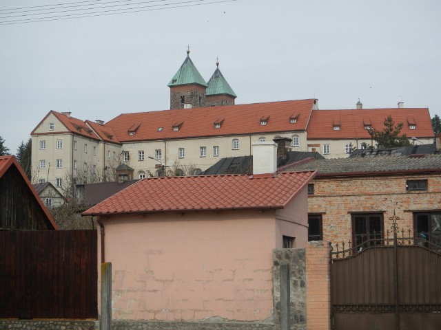 Tak klasztorny Czerwińsk prezentuje się od strony położonego nad samą Wisłą miasteczka