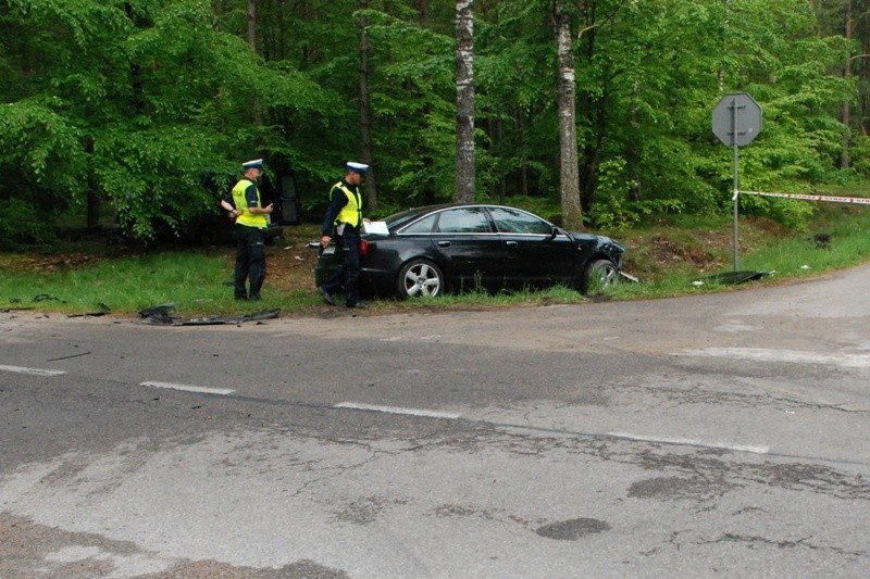 Policjanci z Człuchowa wyjaśniają okoliczności wypadku, do...