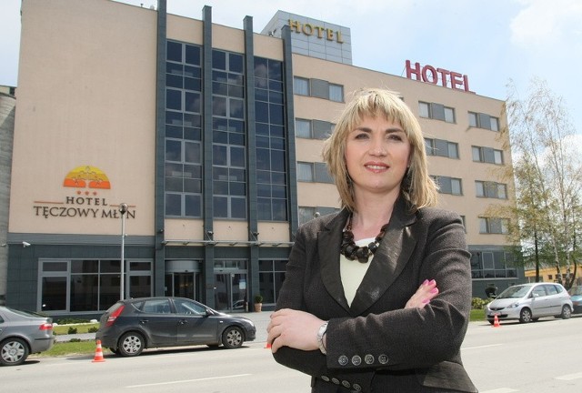 Anna Ciołak, dyrektor hotelu zaprasza gości do eleganckiego wnętrza.