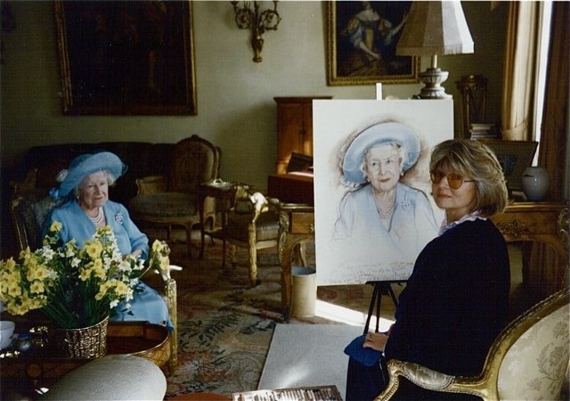 Barbara Kaczmarowska-Hamilton podczas pracy przy jednym ze swoich najsłynniejszych obrazów - portretem Królowej Matki
