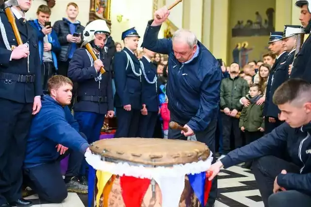Wyjątkowa wielkanocna tradycja połączona z pięknym jubileuszem w Iwaniskach! Ryszard Bednarski uderzy w bęben już 50 rok z rzędu!