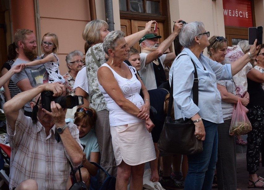 Gorlice. Festiwal Świat pod Kyczerą. Przez miejski deptak przeszedł barwny korowód artystów z różnych stron świata