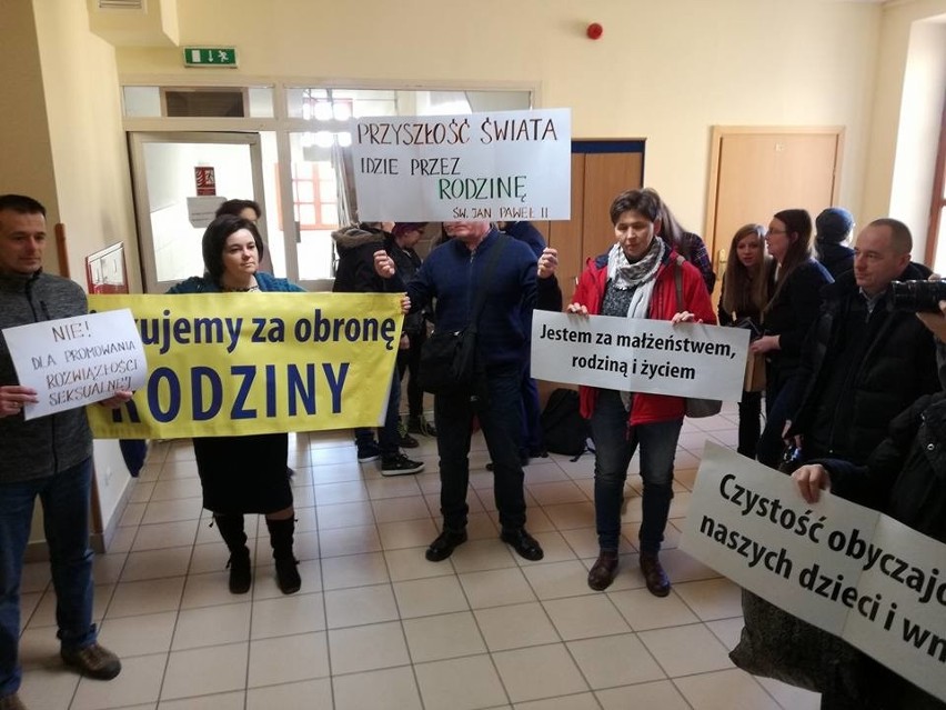 Radny Pitucha kontra organizator Marszu Równości w Lublinie. Gorąco przed salą rozpraw. Zobacz ZDJĘCIA