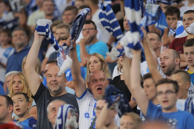 W meczu z KRC Genk Lech Poznań mógł liczyć na doping swoich kibiców. Niestety, nawet wsparcie trybun nie pozwoliło piłkarzom Kolejorza wznieść się na taki poziom, by wyeliminować zespół z Belgii. Zobacz zdjęcia kibiców w galerii ------>   