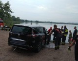 Auto wylądowało w stawie w Lubomi. Kierowcę obudziła woda ZDJĘCIA