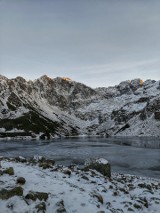 Tatry. W górach śniegu jak na lekarstwo. Zobaczcie Czarny Staw Gąsienicowy