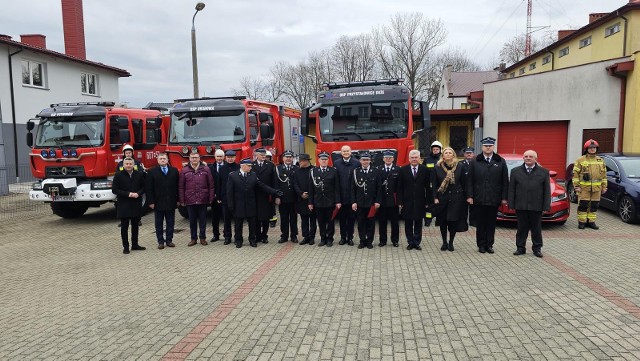 Na placu przed siedzibą Państwowej Straży Pożarnej w Przysusze odbyło się przekazanie wozów strażackich.