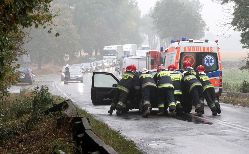 Dwa volkswageny zderzyły się na trasie Wrocław - Strzelin. Dwie osoby ranne