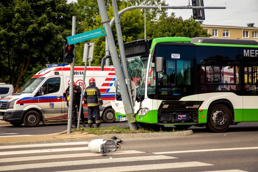 Autobus BKM linii 20 uderzył w słup. To był nieszczęśliwy wypadek. 15 osób zostało rannych [ZDJĘCIA, WIDEO]