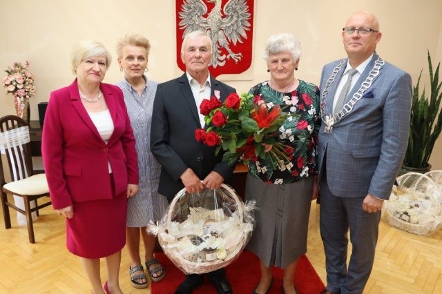 W Urzędzie Stanu Cywilnego Gminy Kowala świętowali małżonkowie, którzy zawierali związki małżeńskie w 1970 roku, a więc mają już za sobą 51-letni staż pożycia małżeńskiego. Ze względu na panujące obostrzenia była to zaległa uroczystość, która nie doszła do skutku w ubiegłym roku. Wójt Gminy Kowala Pan Dariusz Bulski wręczył indywidualnie 12 parom medale„Za Długoletnie Pożycie Małżeńskie”. W gronie jubilatów były pary małżeńskie: Cieśliński Józef i Marianna, Farbiś Jerzy i Wanda, Kaczor Henryk i Zofia, Katus Adam i Alina, Kudła Ignacy i Maria, Malmon Edward i Zofia, Mikulski Henryk i Irena, Piasecki Roman i Krystyna, Podsiadły Kazimierz i Jadwiga, Rosiński Stanisław i Barbara, Słomka Wacław i Zofia, Szczerbiński Henryk i Barbara.Pozostałe pary, które nie uczestniczyły w uroczystości, Wójt Gminy Kowala, Dariusz Bulski odwiedził w domach w terminie późniejszym.ZOBACZ ZDJĘCIA KOLEJNYCH NAGRODZONYCH ====>>>