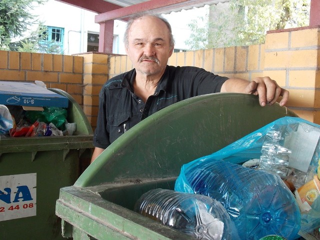Pan Józef z ul. Strzeleckiej narzeka na śmieciowy bałagan. Jego zdaniem nowe przepisy nie ukrócą podrzucania odpadów do osiedlowych altan.