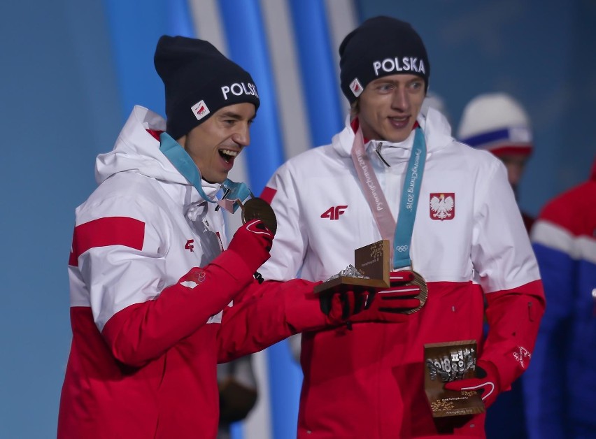 Pjongczang 2018. Polscy skoczkowie odebrali "brąz" podczas ceremonii medalowej. "Z medalem na szyi radość jest jeszcze większa" [GALERIA]