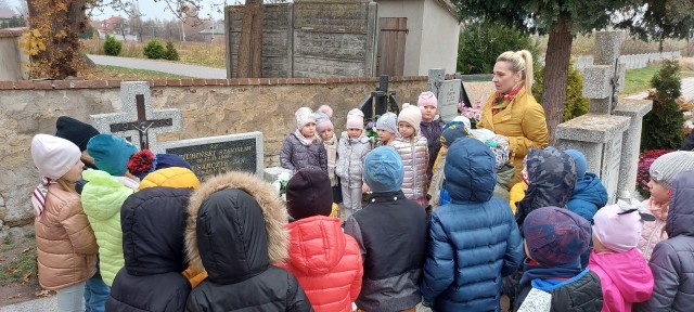 Dzieci z przedszkola w Wieniawie zapaliły znicze nam miejscowym Grobie Nieznanego Żołnierza.